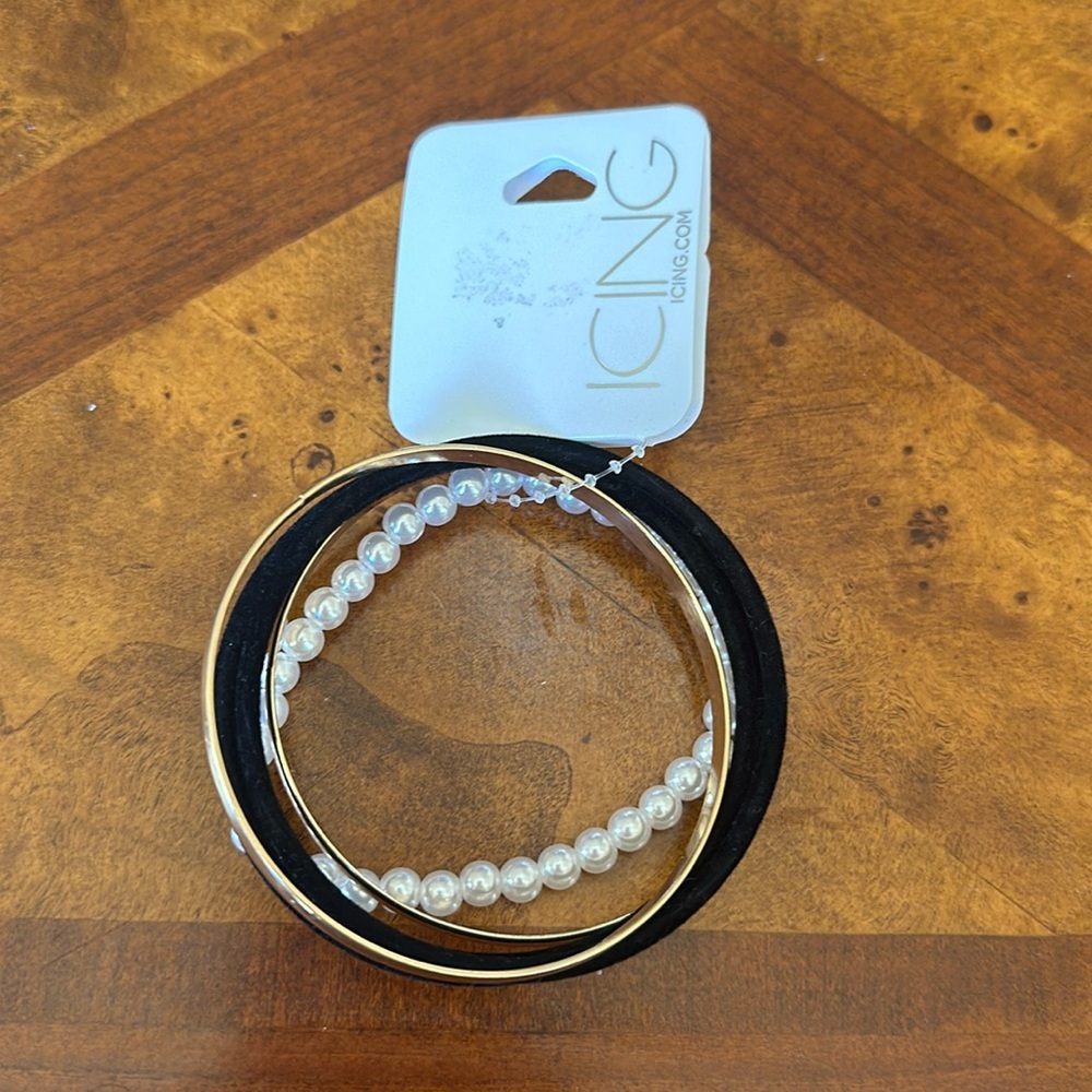 A cute bracelet in the brand icing